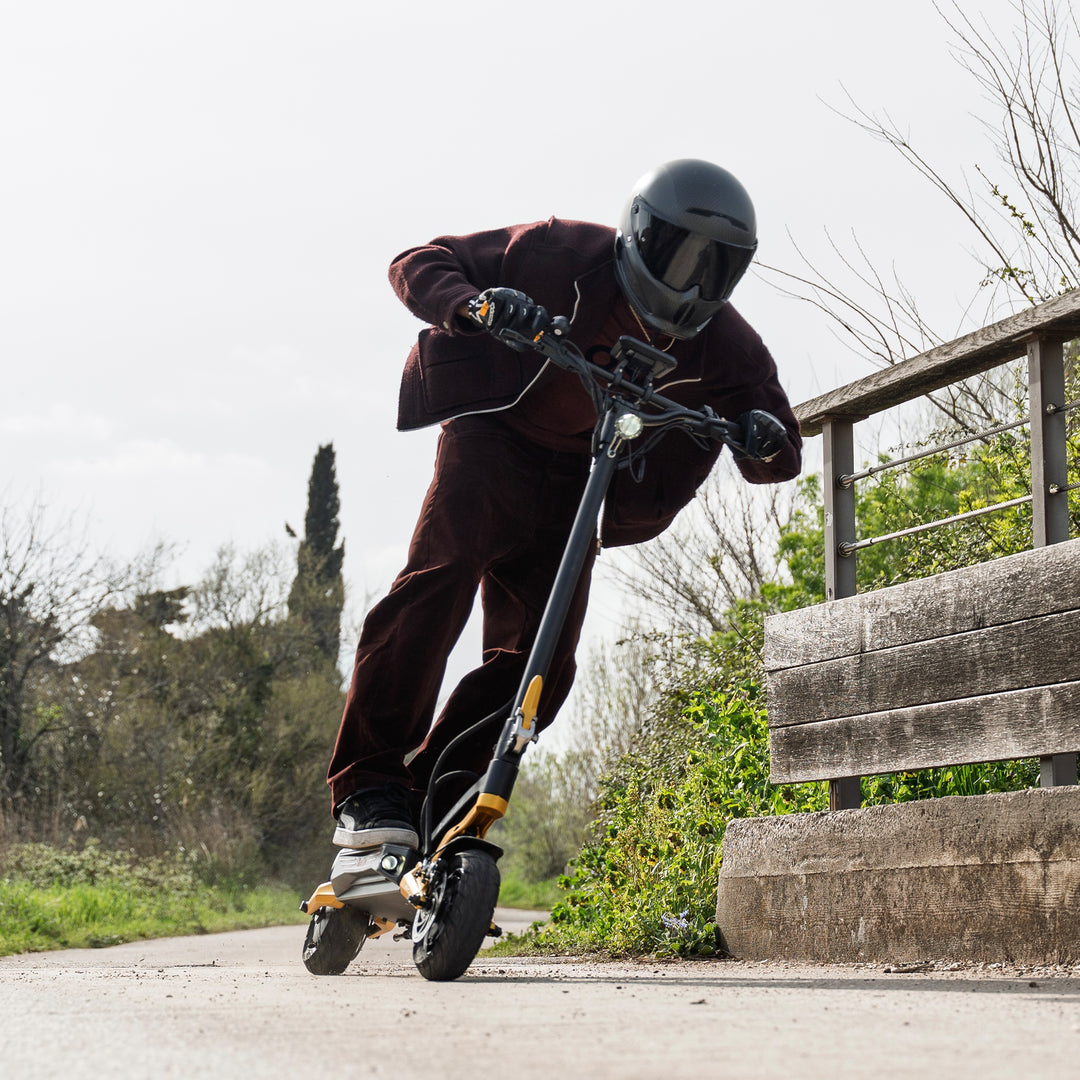 Kaabo Mantis King GT Electric Scooter – 43 MPH, Dual 1100W Motors, 60V 24Ah Samsung Battery